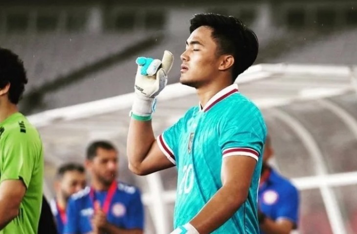 Kiper Timnas Indonesia, Ernando Ari. Pelatih Persebaya Surabaya, Paul Munster memprediksi bahwa Ernando harus menepis selama dua minggu untuk memulihkan cedera bahunya. (Instagram @nandoariiiss)