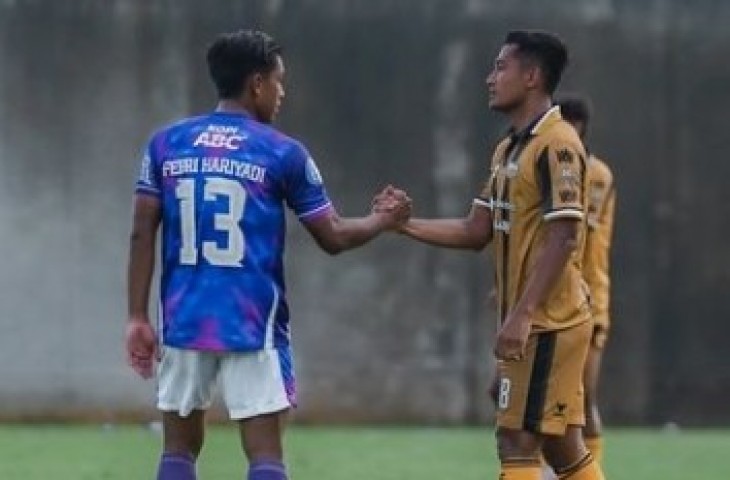 Pemain Persib Febri Hariyadi bersalaman dengan pemain Dewa United usai laga uji coba. (Instagram Dewa United)