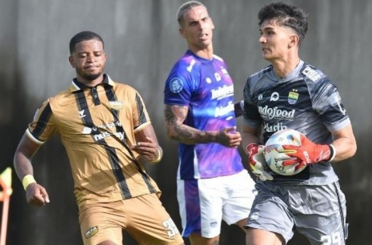 Kiper Persib Kevin Ray Mendoza pada laga uji coba kontra Dewa United. (MO Persib)