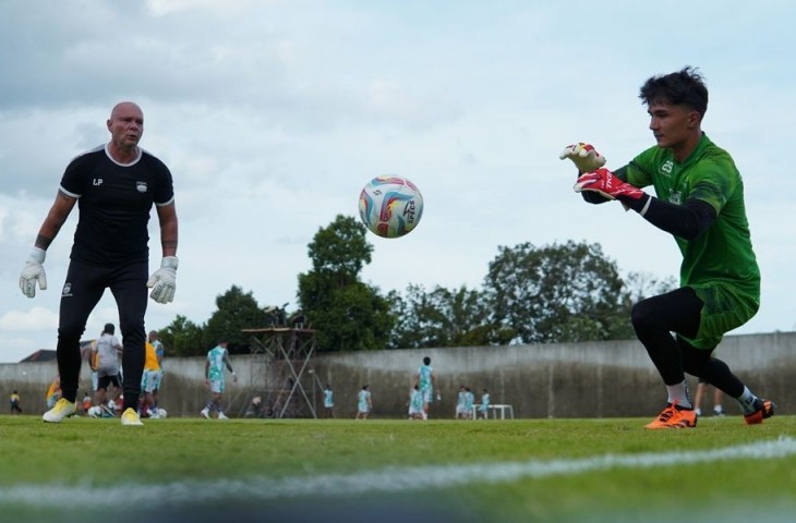 Kiper Persib Kevin Ray Mendoza berlatih bersama Luizinho Passos. (MO Persib)