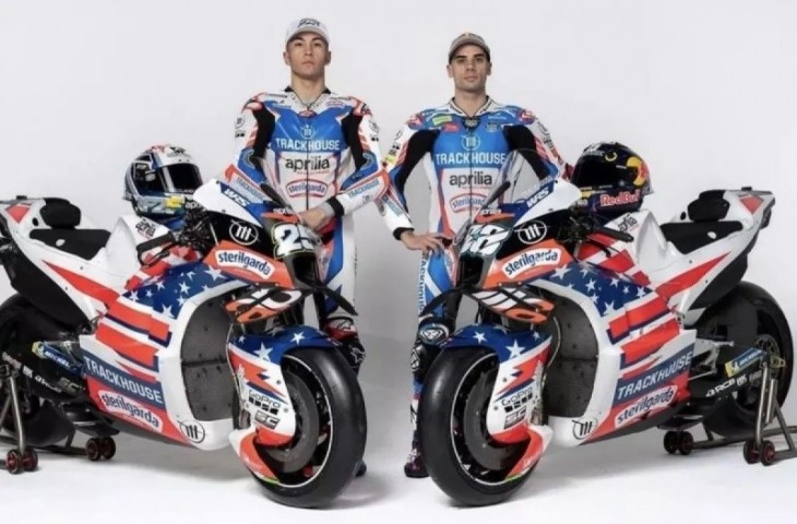 Miguel Oliveira dan Raul Fernandez saat berpose dengan motor dari Trackhouse Racing, yang akan menjadi tunggangan mereka untuk menghadapi MotoGP 2024. (Trackhouse Racing).