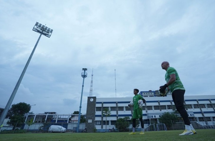 Pelatih kiper Persib Luizinho Passos bersama Raufa. (MO Persib)