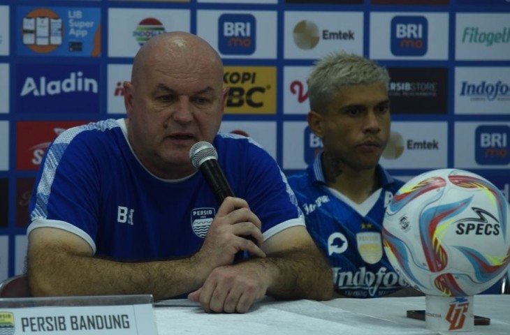 Pelatih Persib Bandung, Bojan Hodak dalam konferesin pers didampingi oleh Ciro Alves. (MO Persib)