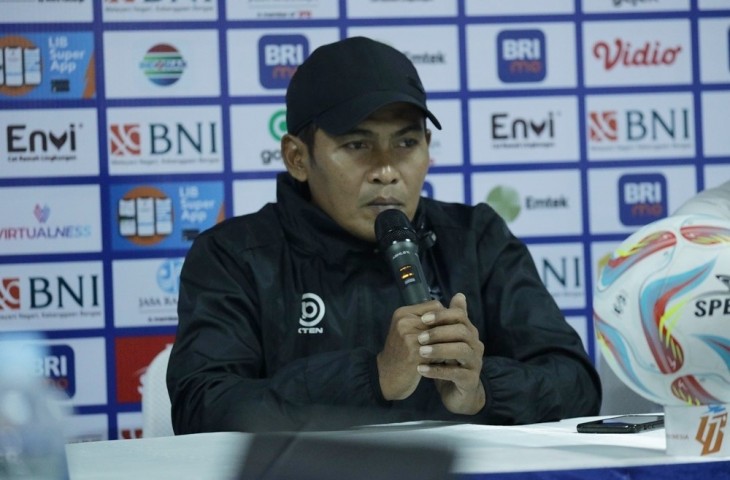 Asisten pelatih, Rakhamd Basuki akan pimpin Madura United menghadapi Bhayangkara FC pada jadwal Liga 1 2023/2024 pekan ke-27, karena pelatih kepala Mauricio Souza sedang dalam kondisi kurang baik. (dok. LIB).