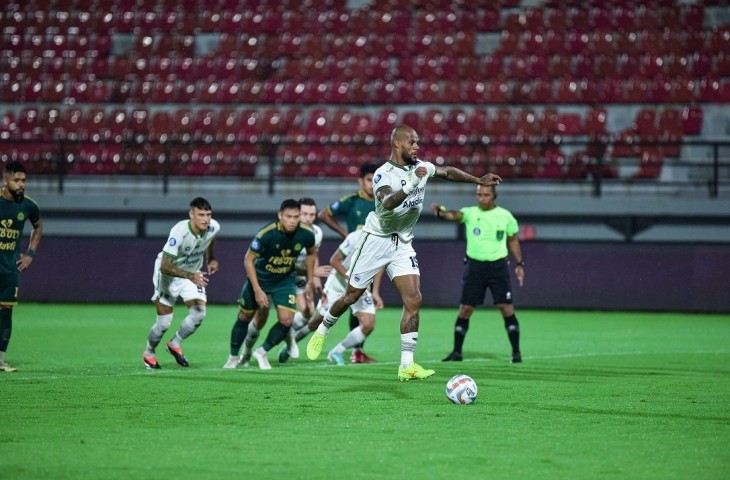 Striker Persib David da Silva mencetak gol melalui tendangan penalti melawan Persikabo. Persib menang 1-3 atas Laskar Pajajaran. 