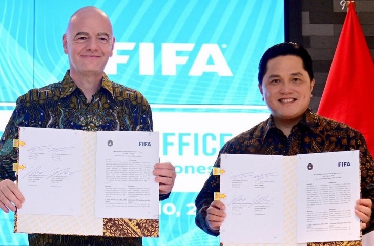 Ketua umum PSSI, Erick Thohir (kanan)