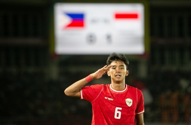 Evandra Florasta berselebrasi dengan memberi hormat usai berhasil mencetak gol ke gawang Timnas Filipina pada pertandingan penyisihan grup A Piala AFF U-16. (Dok. Antara)