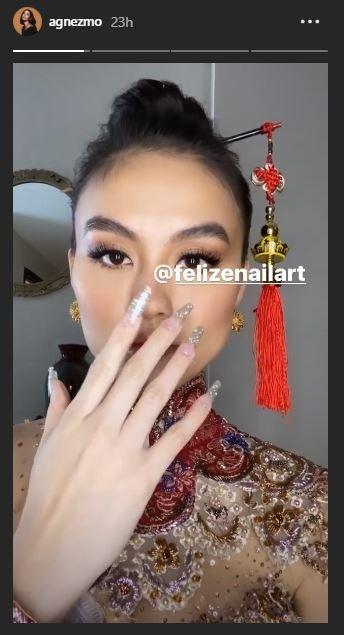 Gaya Agnez Mo pakai kebaya modern. (Instagram/@agnezmo)