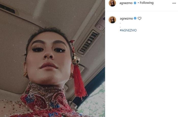 Gaya Agnez Mo pakai kebaya modern. (Instagram/@agnezmo)