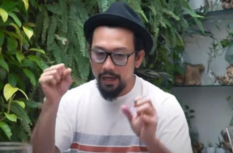 Denny Sumargo dan Herjunot Ali. (Youtube/CURHAT BANG Denny Sumargo)