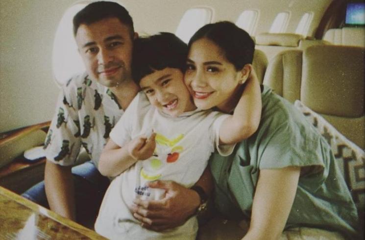 Raffi Ahmad dan Nagita Slavina bersama Rafathar (Instagram/@raffinagita1717)