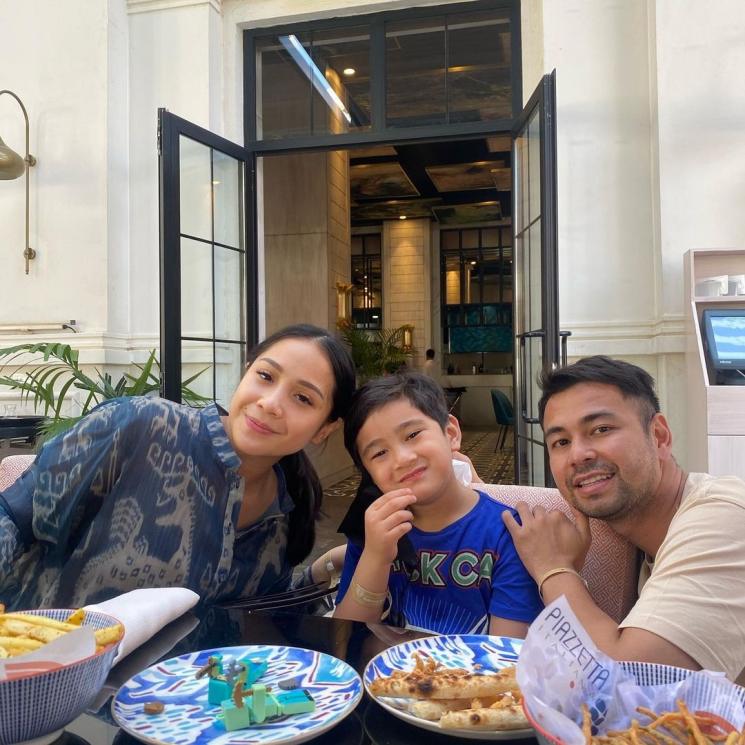 Raffi Ahmad dan Nagita Slavina bersama Rafathar (Instagram/@raffinagita1717)