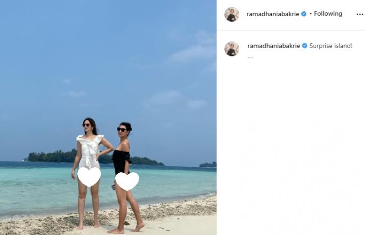 Adu Gaya Artis Pakai Swimsuit (Instagram/@ramadhaniabakrie)