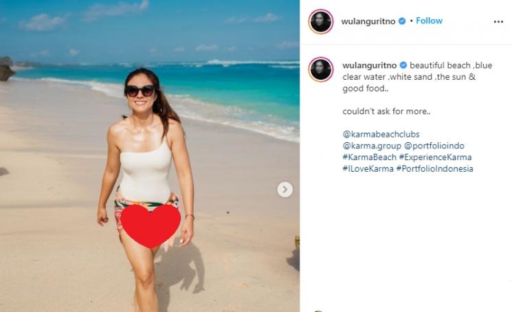 Adu Gaya Artis Pakai Swimsuit (Instagram/@wulanguritno)