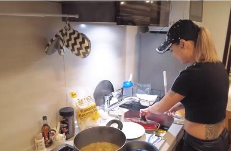 Momen Maria Ozawa masak soto (YouTube.com)