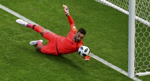 Penjaga gawang Pranci, Hugo Lloris melakukan penyelamatan dalam laga kontra Australia, Sabtu (16/6).[AFP/Luis Acosta]