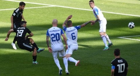 Striker Argentina, Sergio Aguero membobol gawang Islandia di laga kualifikasi Grup D Piala Dunia 2018, Sabtu (16/6). [AFP/Francesco Leong]