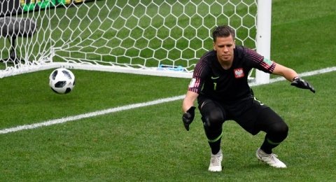 Penjaga gawang Polandia, Wojciech Szczesny, tak berkutik ketika bola tembakan Idrissa Gaya Gueye yang membentur Thiago Cionek, berhasil menerobos masuk ke dalam gawangnya. [AFP/Alexander Nemenov]