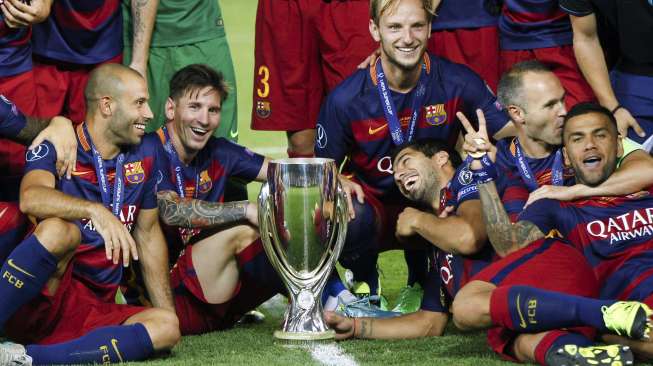 (L-R) Barcelona's Javier Mascherano, Lionel Messi, Ivan Rakitic, Luis Suarez, Andres Iniesta and Daniel Alves gather near the trophy as they celebrate the victory over Sevilla in the UEFA Super Cup soccer match at Boris Paichadze Dinamo Arena in Tbilisi,