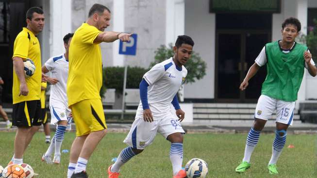 Pelatih Persib Bandung, Dejan Antonic (ketiga kanan) memberi instruksi kepada pesepak bola Persib Bandung, Gian Zola (kedua kanan) saat latihan regular di Lapangan Sesko AD, Bandung, Jawa Barat (1/3).[Antara]