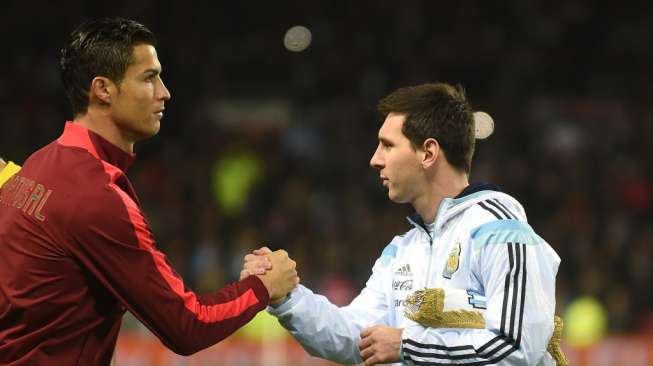 Cristiano Ronaldo dan Lionel Messi tampak tidak saling bertatap muka saat keduanya bersalaman [AFP/Paul Ellis]