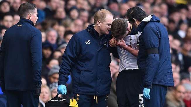 Pemain Totteham Hotspur Jan Vertonghen terlihat menahan sakit usai mendapat tekel keras dari pemain West Brom [AFP]