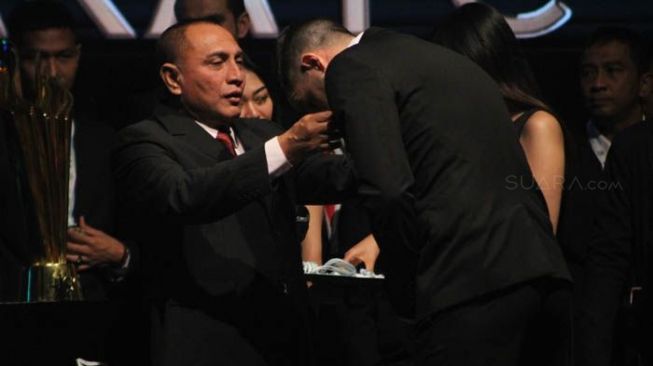 Ketua Umum PSSI Edy Rahmayadi saat memberikan penghargaan di acara Awarding Night Liga 1. [Suara.com/Adie Prasetya Nugraha]