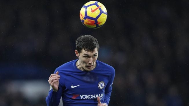 Bek Chelsea asal Denmark Andreas Christensen menyundul bola. Adrian DENNIS / AFP