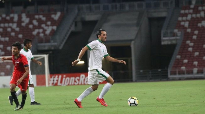 Pemain timnas Indonesia Ezra Walian menggiring bola saat menghadapi Singapura di laga uji coba yang berlangsung di Stadion Nasional, Singapura, Rabu (21/3/2018) [Dok. PSSI]