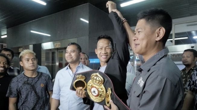 Petinju kenamaan Indonesia, Daud Yordan (kedua dari kanan), dan pemilik Mahkota Promotion, Raja Sapta Oktohari (kanan) dalam penjemputan di Bandara Soekarno-Hatta, Tangerang, Banten, Selasa (24/4/2018) malam. [Suara.com/Ruben Setiawan]