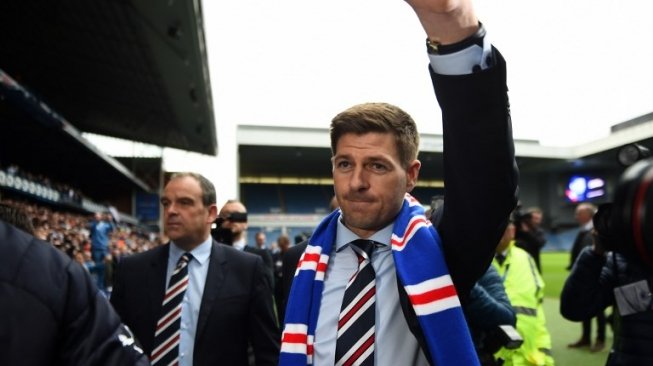 Steven Gerrard saat diperkenalkan di Stadion Ibrox (AFP/ANDY BUCHANAN)