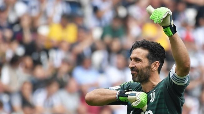 Kiper Juventus Gianluigi Buffon melambaikan salam perpisahan kepada para suporternya di Allianz Stadium di Turin. MARCO BERTORELLO / AFP