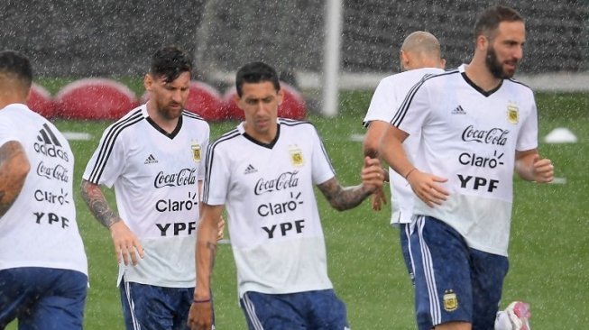 Lionel Messi bersama para pemain timnas Argentina lainnya melakukan sesi latihan di Barcelona. LLUIS GENE / AFP