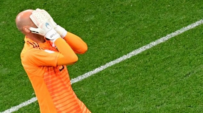 Reaksi kiper Timnas Argentina, Willy Caballero usai membuat blunder yang berujung gol pertama Kroasia. Argentina akhirnya kalah 0-3 (Martin BERNETTI / AFP)