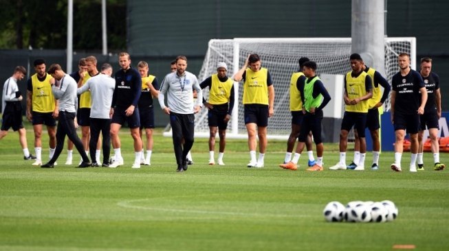 Gareth Southgate (tengah) memimpin skuat latihan tim Inggris di Repino. PAUL ELLIS / AFP