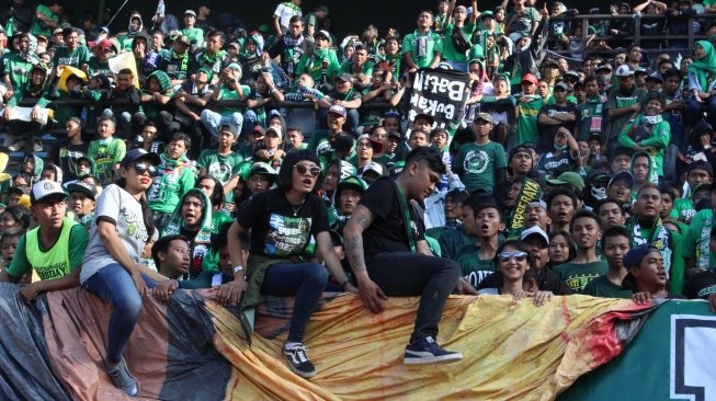 Bonekmania dan Bonita saat mendukung Persebaya Surabaya. (Suara.com/Dimas Angga P) 