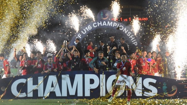 Pesepak bola dan offisial timnas Indonesia melakukan selebrasi usai memenangkan pertandingan Final Piala AFF U-16 di Stadion Gelora Delta Sidoarjo, Jawa Timur, Sabtu (11/8). Indonesia menjadi juara Piala AFF U-16 usai menang atas Thailand melalui adu pinalti dengan skor 5-4 (1-1). ANTARA FOTO/M Risyal Hidayat