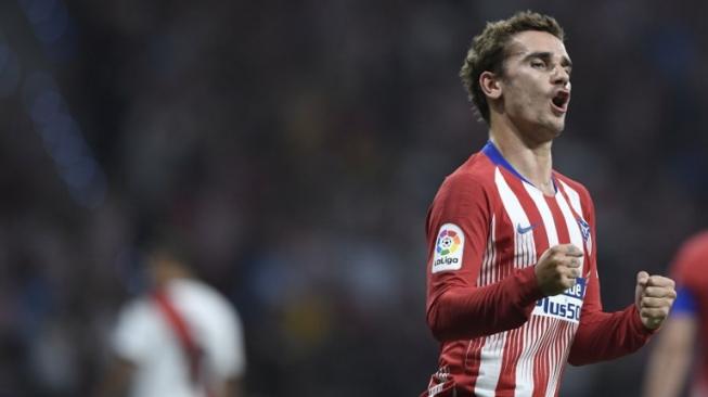 Penyerang andalan Atletico Madrid, Antoine Griezmann melakukan selebrasi usai mencetak gol tunggal sekaligus gol kemenangan timnya atas Rayo Vallecano. [AFP / Gabriel BOUYS]