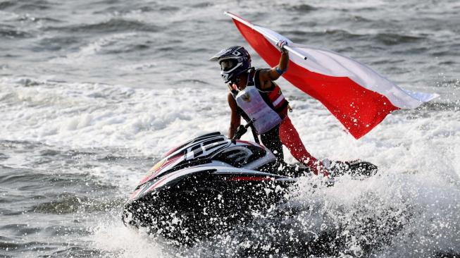 Atlet Jetski Indonesia Aqsa Sutan Aswar memuncaki klasemen akhir dan memperoleh medali emas kelas Endurance Runabout Open di ajang Jetski Asian Games 2018 di Jetski Indonesia Academy, Ancol, Jakarta, Minggu, (26/8). ANTARA FOTO/INASGOC/Andry Bey