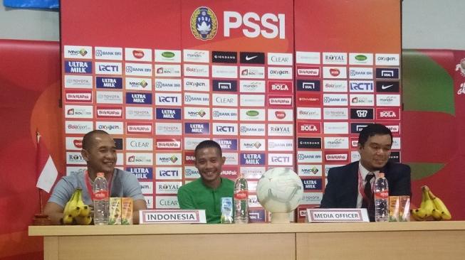 Asisten pelatih Timnas Indonesia Kurniawan Dwi Yulianto (kiri) dan Evan Dimas Darmono (tengah) dalam jumpa pers usai laga uji coba melawan Mauritius di Stadion Wibawa Mukti, Cikarang, Selasa (11/9/2018). [Suara.com/Adie Prasetyo]