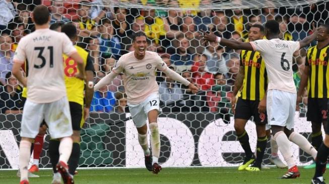 Bek Manchester United Chris Smalling merayakan golnya ke gawang Watford setelah mencetak gol kedua bagi timnya di Vicarage Road Stadium. OLLY GREENWOOD / AFP