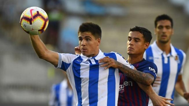 Gelandang Barcelona, Philippe Coutinho (kedua dari kanan), mencoba merebut bola dari pemain tengah Real Sociedad, Igor Zubeldia, dalam laga yang berkesudahan 1-2 untuk Barcelona di Estadio Municipal de Anoeta, Sabtu (15/9/2018). [AFP/Gabriel Bouys]