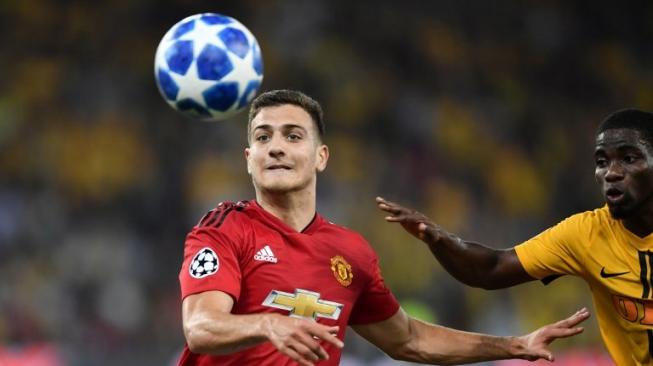 Fullback Manchester United, Diogo Dalot (kiri) beraksi di laga kontra Young Boys. [Fabrice COFFRINI / AFP]