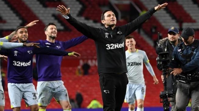 Manajer Derby County Frank Lampard merayakan kemenangan skuatnya atas Manchester United di babak ketiga Piala Liga Inggris di Old Trafford. Paul ELLIS / AFP