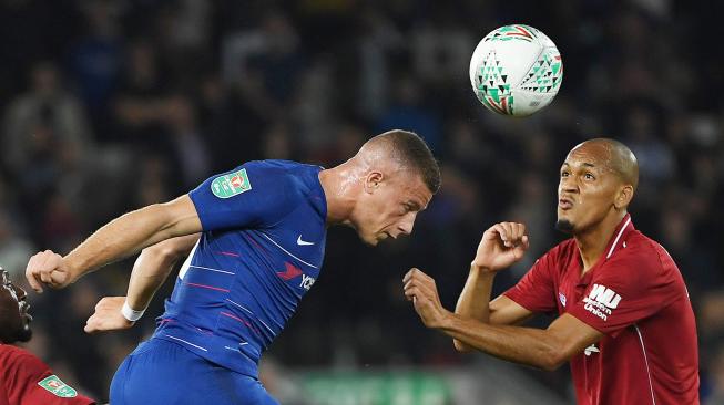 Gelandang Chelsea asal Inggris Ross Barkley berebut bola dengan pemain tengah Liverpool, Fabinho, selama pertandingan sepak bola puteran ketiga Piala Liga Inggris antara Liverpool melawan Chelsea di Stadion Anfiel, Liverpool, Inggris, Rabu (26/9). [AFP/Paul ELLIS] 