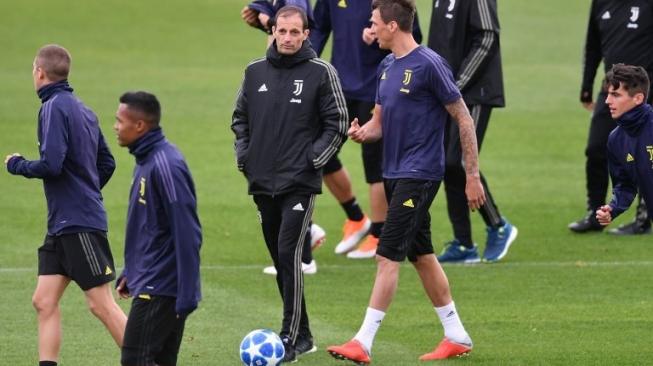 Pelatih Juventus Massimiliano Allegri memimpin skuatnya di sesi latihan sebelum menghadapi Young Boys di Liga Champions. Marco BERTORELLO / AFP 