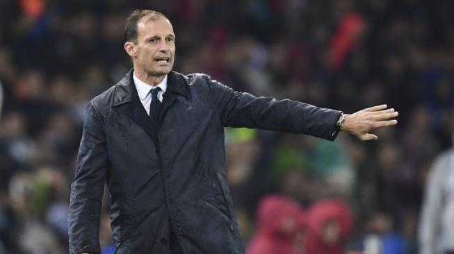 Pelatih Juventus, Massimiliano Allegri memberi instruksi pada laga lanjutan Liga Italia 2018/2019 kontra Udinese di Dacia Arena, Minggu (7/10/2018) dini hari WIB. [Miguel MEDINA / AFP]