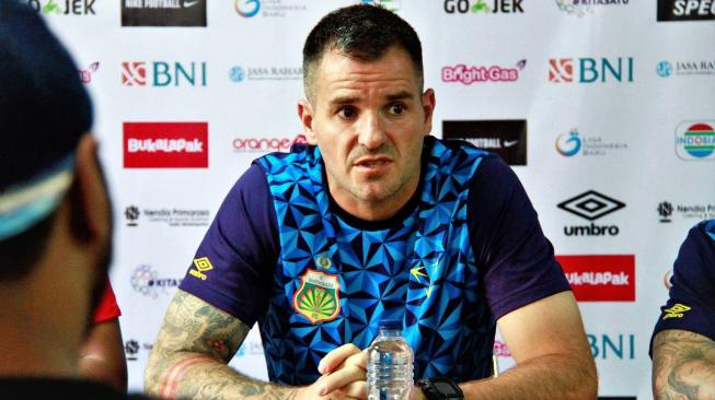 Pelatih Bhayangkara FC, Simon McMenemy dalam jumpa pers jelang laga Liga 1 2018 kontra Sriwijaya FC [dok. Media Bhayangkara FC]