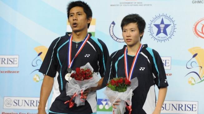 Liliyana Natsir (kanan) saat masih berpasangan dengan Nova Widianto. [AFP/Noah Seelam]