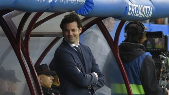 Pelatih Real Madrid, Santiago Solari, berada di bangku cadangan saat klubnya menghadapi tuan rumah Eibar di Stadion Ipurua, Spanyol, Sabtu (24/11/2018), dalam lanjutan La Liga Spanyol. [AFP/Ander Gillenea]